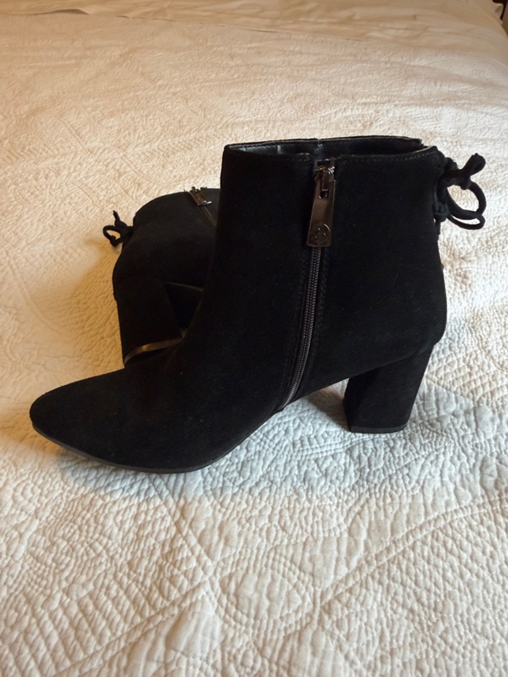 Blondo Black Pointed Toe Ankle Booties with Back Bow Accent waterproof - Picture 5 of 6